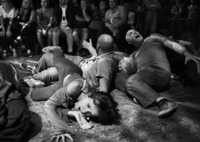Inferno di Dante - Teatro delle Albe - Il Coro degli Avari e Scialacquatori in scena - Foto di Mauro Bosi
