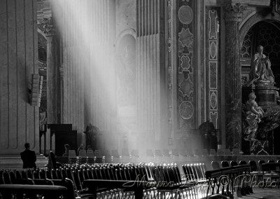 Fascio di luce nella basilica, biancoe e nero